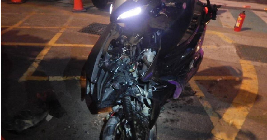 台中車禍引發機車火燒，女子違規轉彎撞傷騎士，幸無大礙。（ 圖／翻攝畫面）