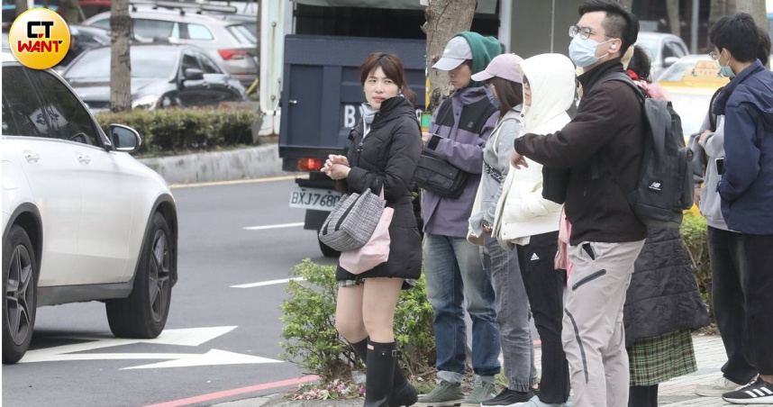 冷氣團持續發威，原本應是溫暖的春季，也像冬季一般寒冷。（示意圖／劉耿豪攝）