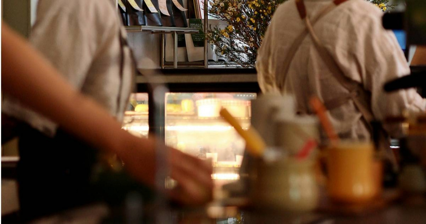 人妻無奈，轉職咖啡廳兼職後被身為晚輩的工讀生甩態。（示意圖／Pexels）