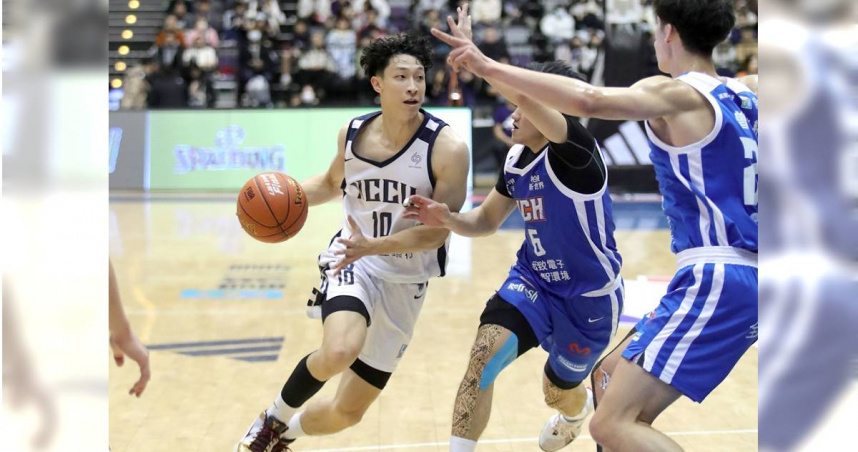 113學年度UBA大專籃球聯賽公開男一級冠軍戰30日在台北小巨蛋進行政治大學對健行科大之戰，政治大學宋昕澔（左）持球，伺機尋找出手機會。（圖／中國時報黃世麒攝）