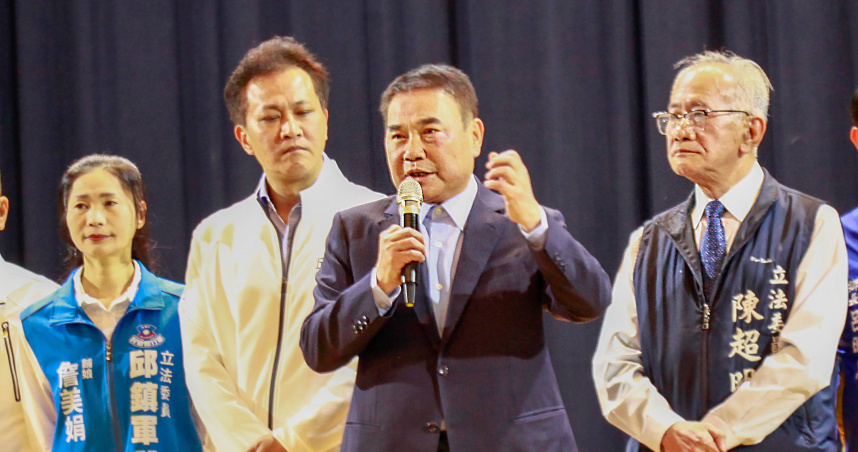 無黨籍苗栗縣長鍾東錦（右二），建議國民黨黨主席改選應盡量避免與大罷免強碰，以免分散戰力。（圖／報系資料照）