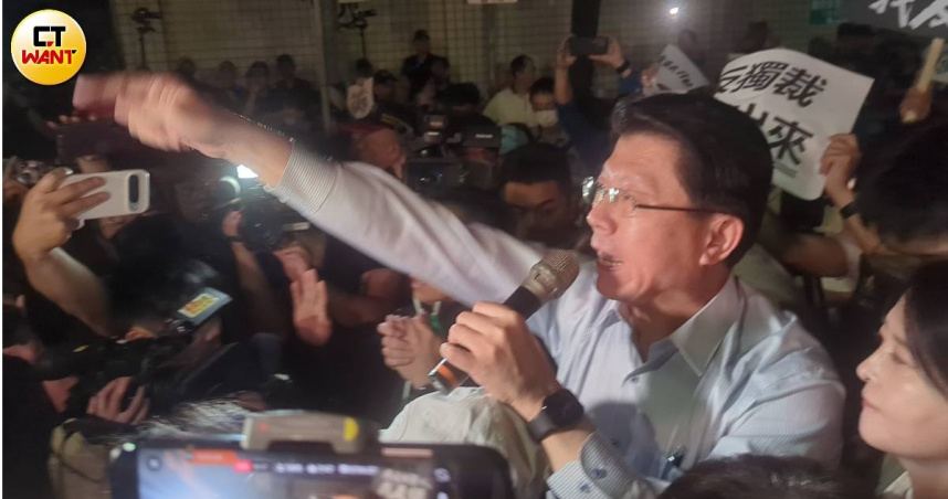 謝龍介帶頭引導民眾衝破拒馬，進入北檢。(圖／林冠吟攝）