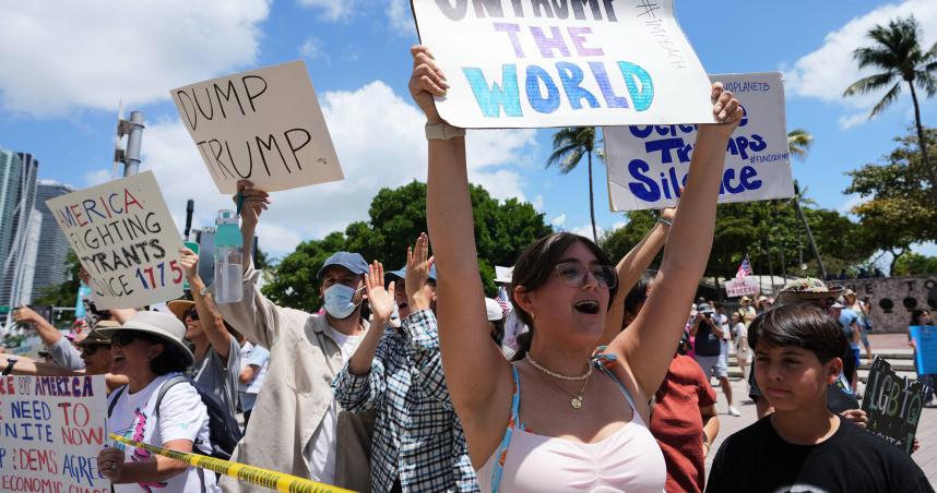 美國多座城市於19日爆發新一輪大規模反川普示威行動。（圖／達志／美聯社）