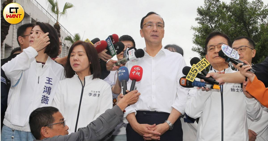 朱立倫及北市藍委、議員今天在沒有動員支持者的狀況下，化整為零，隻身前往北院前聲援黃呂錦茹（圖／趙世勳攝）