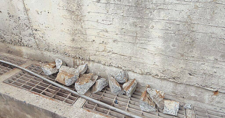 基隆市安樂區武嶺公園附近的國道3號高速公路，橋梁底座28日有水泥塊剝落掉在路面，所幸沒有造成人員傷亡。（圖／基隆市議員吳驊珈提供／中國時報張志康基隆傳真）