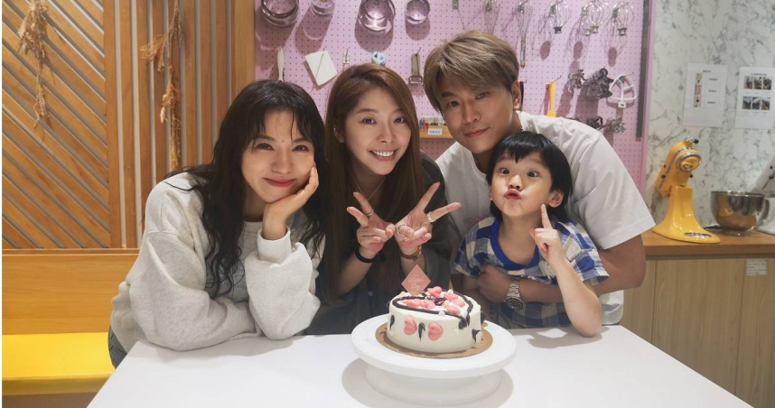 丁噹（左1）與豬寶（右1）合力完成母親節蛋糕送給Mei（左2）。（圖／相信音樂提供）