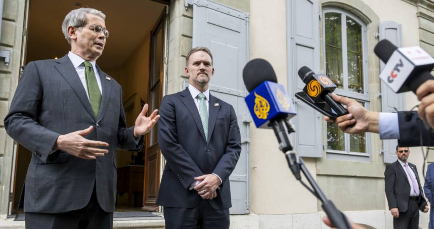 美國財政部長貝森特（左）和貿易代表格里爾。（圖／美聯社／達志）