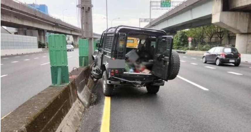 劉男開大G休旅車上國道，疑因病發失控鬼切並擦撞護欄，造成他送醫搶救仍不治。（圖／翻攝畫面）