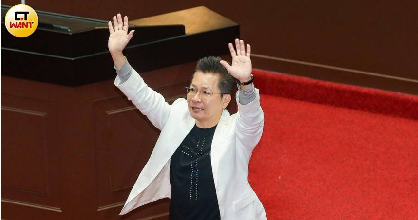 民眾黨立院黨團總召黃國昌14日透露，前立委吳春城稍早傳訊息表示自己被比喻成林月琴非常不滿。（圖／黃耀徵攝）