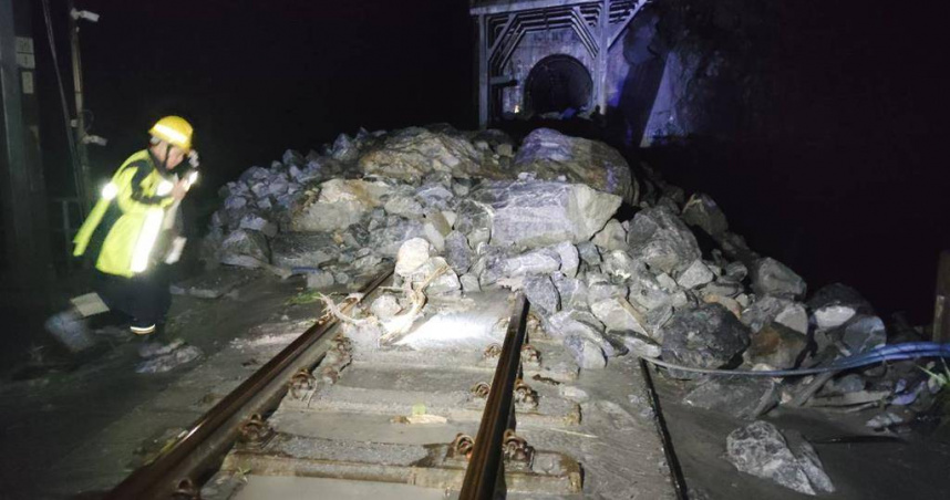 台鐵和仁=崇德間強降雨致使河水湍急，沖下土石泥流淹過軌面，電車線設備及路線受損，路線雙向不通。（圖／台鐵提供）
