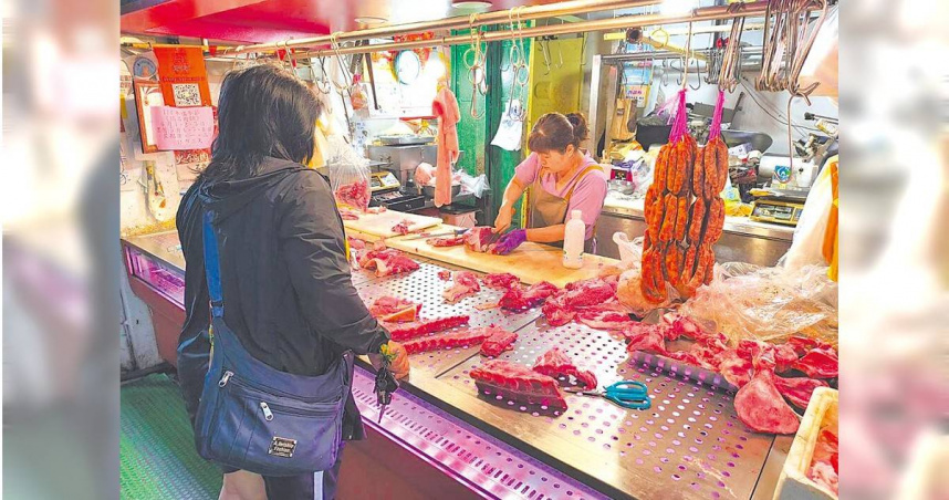 端午節將至，台中傳統市場豬肉攤生意佳，因需求量增加致豬價上揚，民眾買豬肉平均得多花50至100元。（圖／中國時報李京昇攝）