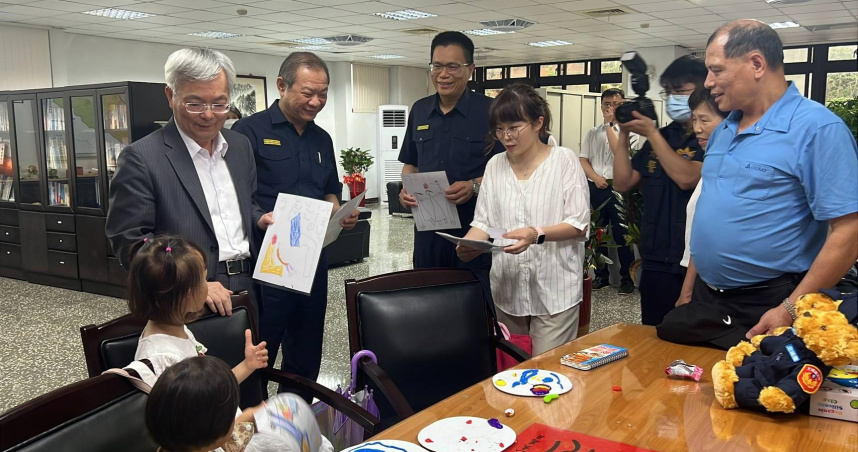 警政署長張榮興3日前往慰問已故組長劉宗鑫的遺孀，對他守護民眾英勇殉職之義行致上最崇高敬意。（圖／土城警分局提供）