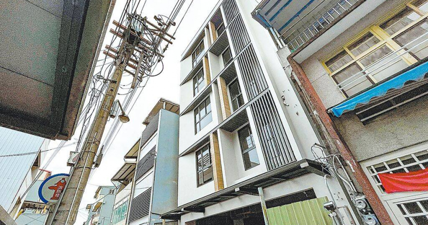 宜蘭縣府5日在宜蘭市1處危老重建案場，說明「快速通關」政策。（圖／中國時報李忠一攝）