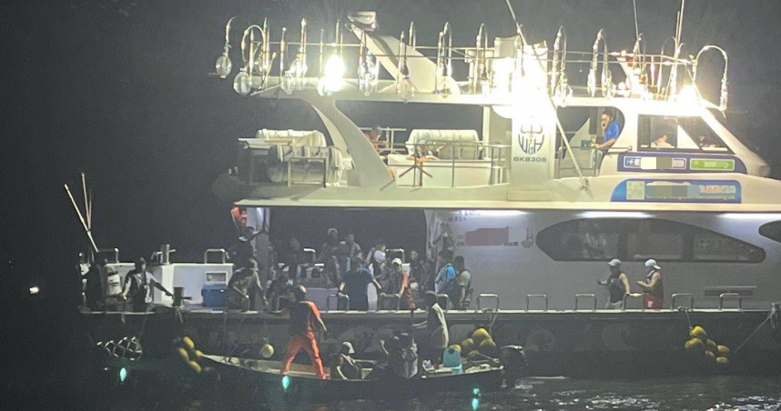 新北燭台嶼海域娛樂漁船擱淺，海巡署出動多艘巡防艇成功救援船上47人。（圖／海巡署）