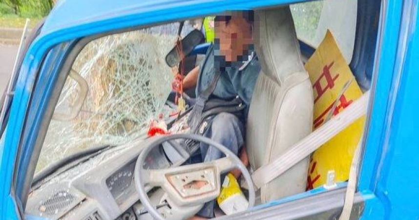 77歲翁小貨車撞樹變形受困。（ 圖／翻攝畫面）