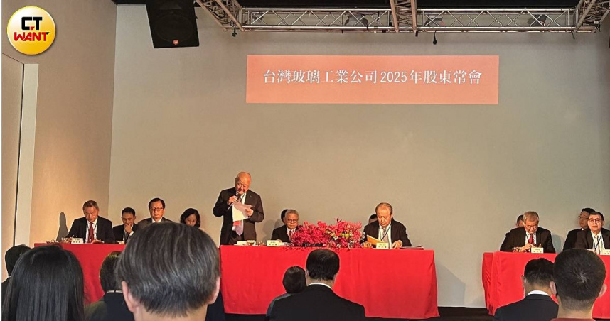 台玻今(11)日舉辦股東會,會中承認去年財報,並無配發股利,林伯豐也表示公司未來將朝AI發展優化製成。(圖/李佳諺攝)