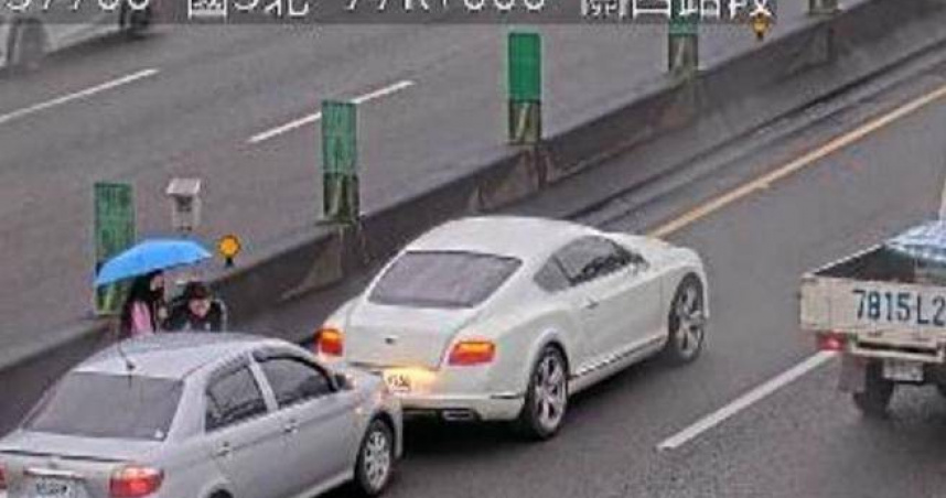 追撞千萬賓利竟落跑肇事男翻越國道護欄逃逸 。（ 圖／翻攝畫面）