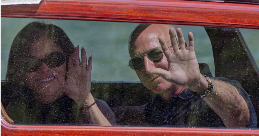 亞馬遜創辦人傑夫貝佐斯（Jeff Bezos）、前福斯新聞台主播桑切斯（Lauren Sánchez）。（圖／達志／美聯社）