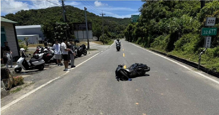 猴子衝出害機車摔倒。（ 圖／翻攝畫面）