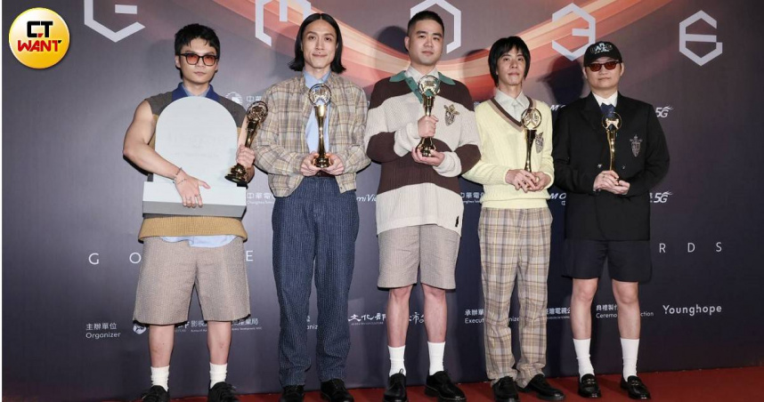 「落日飛車製作團隊憑藉專輯《AAA》奪得最佳演唱錄音專輯獎，惟錄音師因叫不到車未能上台同慶。」（圖／本刊攝影組）