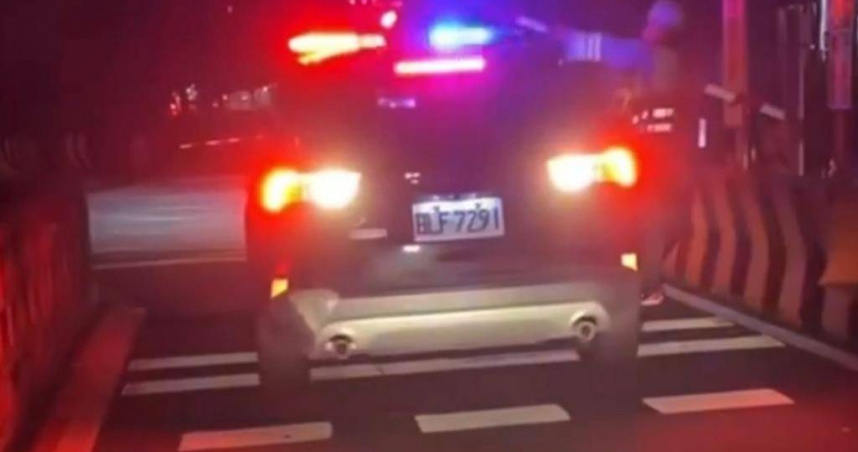 宜蘭有民眾28日晚上7時許，在臉書社團PO文指出「請問這樣算闖越平交道嗎？」照片中只見一輛警車卡在鐵路平交道內。（圖／民眾提供）