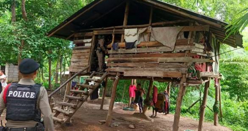 泰國一名8歲男童與狗一起被困毒窟多年，見人只會「汪汪叫」，救援畫面令人鼻酸。（圖／翻攝自KhaoSod）