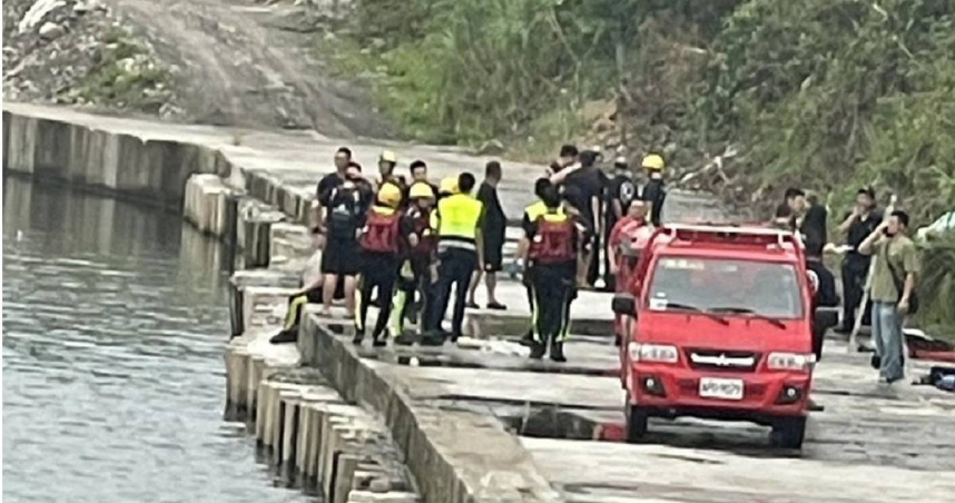 37歲義消隊員吳恩碩在搜救艇翻覆後，被水流壓在湖底，經過搶救後仍舊宣告不治。（圖／翻攝畫面）