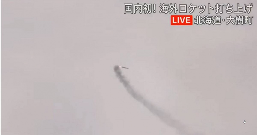 一枚由台灣製造、全長12公尺的兩段式火箭，今（12）日上午在日本北海道大樹町的民營火箭發射場「宇宙港」升空。（圖／翻攝X／Sputnik 日本）