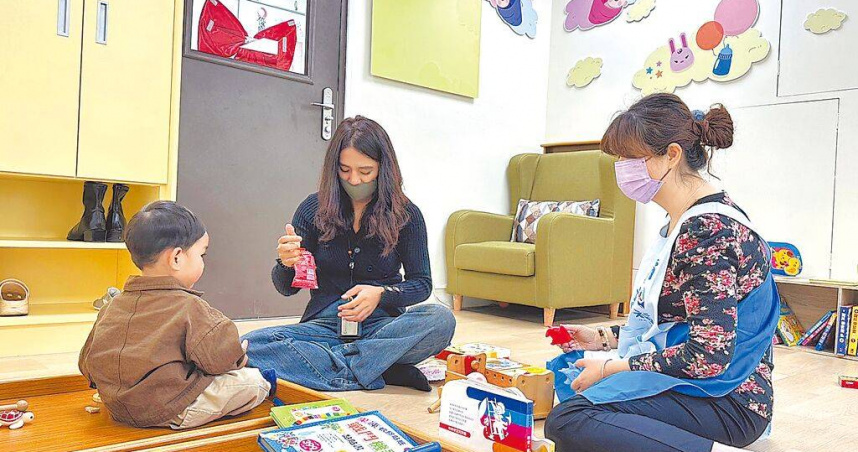 衛福部著手研擬，獲取保母資格將剩下幼保專科畢業、勞動部技術士檢定2管道。（圖／報系資料照）