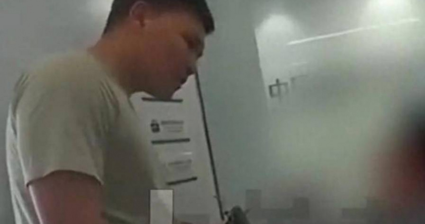 面對警方詢問，小劉原先謊稱提款是為了裝修房子，最終在員警耐心開導下，才緩緩說出經過。（圖／翻攝自微博）