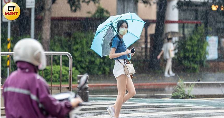 今天（21日）受到低壓帶影響，各地出現陣雨或雷雨的機率高，易有短延時強降雨。（示意圖／焦正德攝）