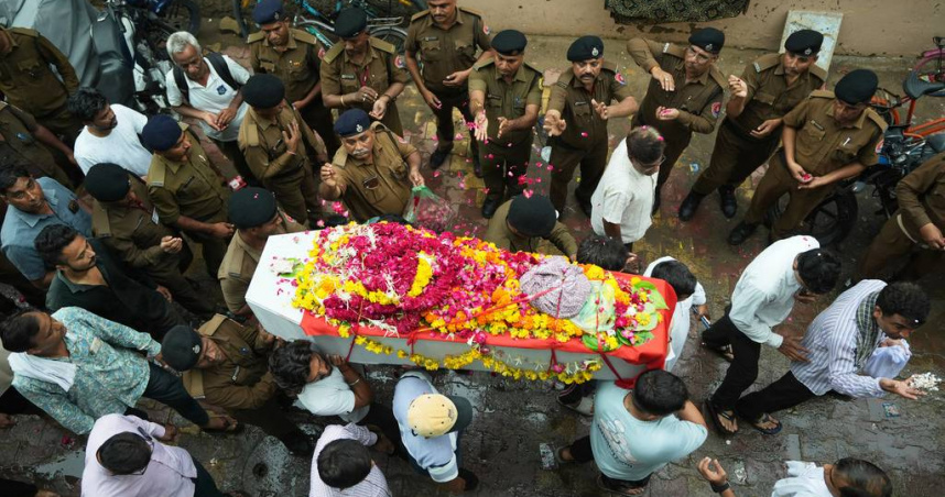 6月19日，在印度艾哈邁達巴德，人們抬著印度航空空難罹難者拉金德拉·帕坦卡爾的棺材參加葬禮。（示意圖／達志／美聯社）