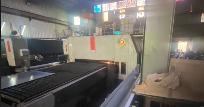 新北刑大破獲全台首宗假牌工廠，當場查扣雷射切割機具。（圖/翻攝畫面）