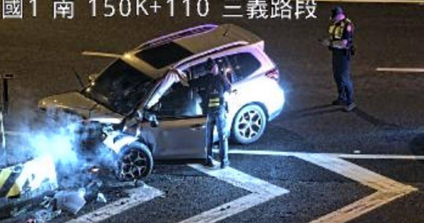 57歲的沈姓男子因不明原因，在駕車過程中，車子竟突然直接衝撞匝道口槽化線石墩。（圖／翻攝畫面）