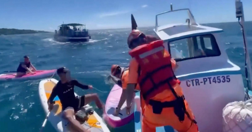小琉球安檢所人員9日出動救援SUP團，12人全數平安返港。（圖／翻攝畫面）