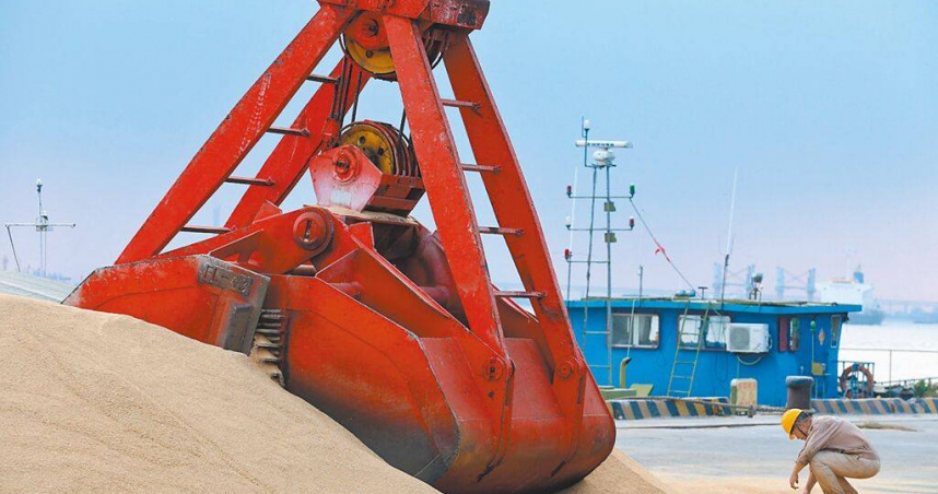 美總統川普發文稱，希望中國增加購買4倍的美國大豆，可解決中國大豆短缺及平衡美中貿易逆差。圖為進口大豆在大陸港口卸貨。（圖／路透社）