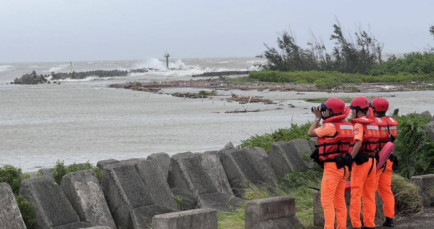林姓男子颱風天跑到布袋好美里釣魚，遭海浪捲走失聯，今動員搜救仍一無所獲。（圖／翻攝畫面）