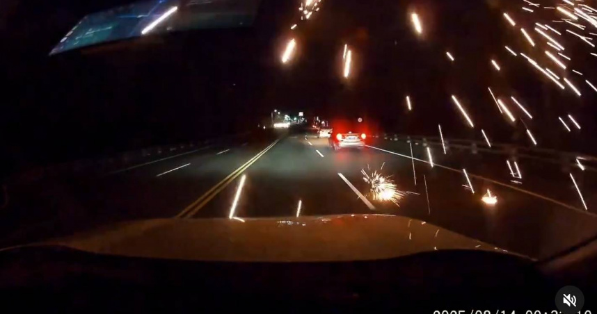 雲林斗六路燈深夜突然爆炸，大片火花噴濺到車輛擋風玻璃驚悚如電影場景。（圖／翻攝畫面）
