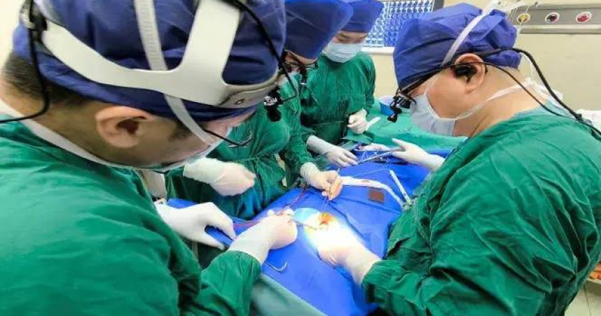 由多學科專家組成的團隊密切合作，挑戰無先例的極限手術。（圖／翻攝自微博， 頭條新聞）