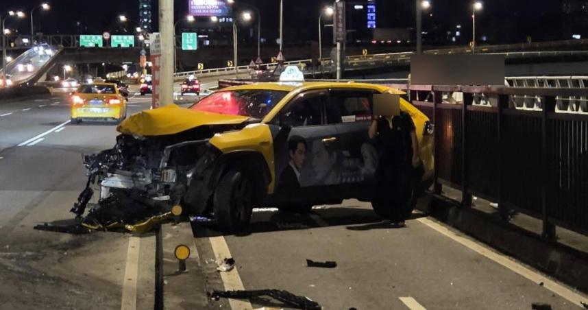 華江橋昨深夜發生計程車自撞事故。（圖／翻攝Threads／@c.h.e0515）