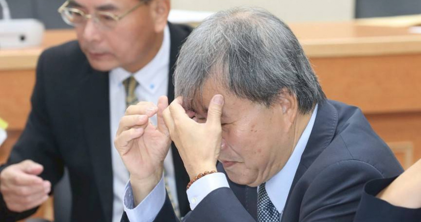 教育部長鄭英耀（右）對於如何處理次長涉嫌洩漏性平事件當事人一案相當苦惱。（圖／劉耿豪攝）