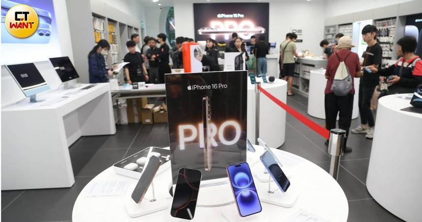 蘋果推出的手機iPhone售價通常不便宜，近日有民眾好奇通常一支使用壽命能撐多久，上網詢問後掀起熱議。（示意圖／黃鵬杰攝）