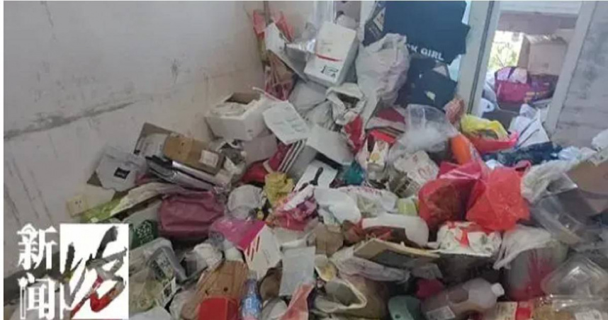 婦人三套房屋堆滿廢棄物，垃圾從屋內湧出，最終累積達30公噸，由當地政府動員清運。（圖／翻攝自新聞坊）