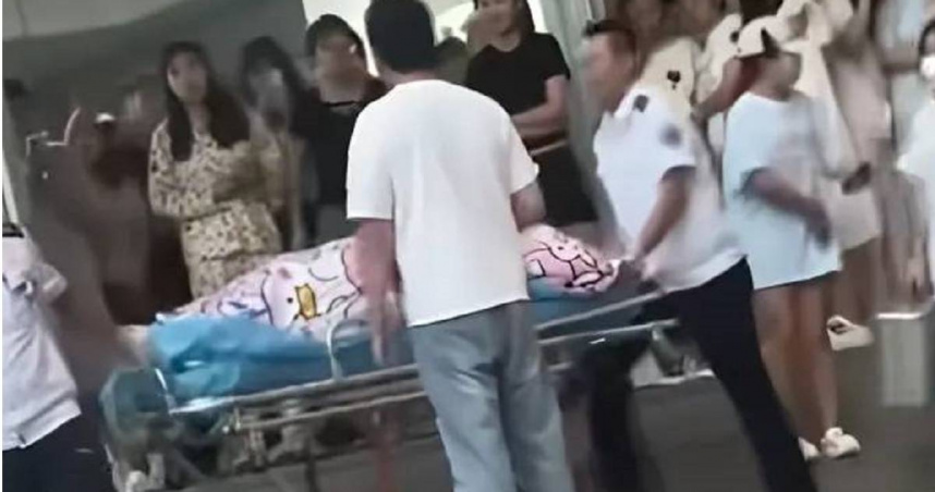 中國甘肅農業職業技術學院內，有一名大二女學生12日在女生宿舍內產子，事後被送往醫院治療。（圖／翻攝微博／紅星新聞）