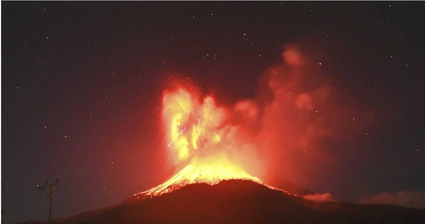 印尼勒沃托比火山於9月19日晚間猛烈噴發，火山灰柱直衝6公里高空。（圖／達志／美聯社，下同）