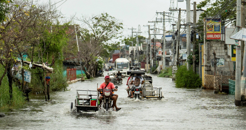 樺加沙登陸菲律賓後，造成多處嚴重淹水。（圖／達志／路透社）