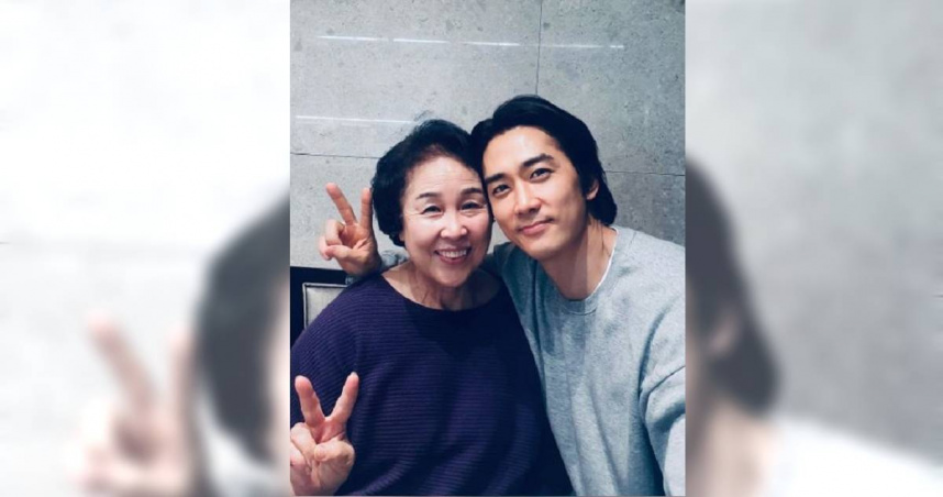 南韓男星宋承憲的母親文明玉（左）於9月21日辭世，享壽77歲。（圖／翻攝自Instagram／songseungheon1005）