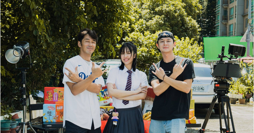 李李仁（左起）、王渝萱、張軒睿興奮參與《遊戲未完》開鏡，三人在戲中飾演關係疏離的家人。（圖／兔將創意影業、哇哇映畫）