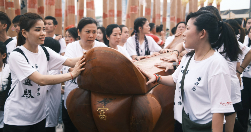 《寶島神很大》主持人對於「拜棺材求財」的習俗感到特別驚訝。（圖／三立提供）