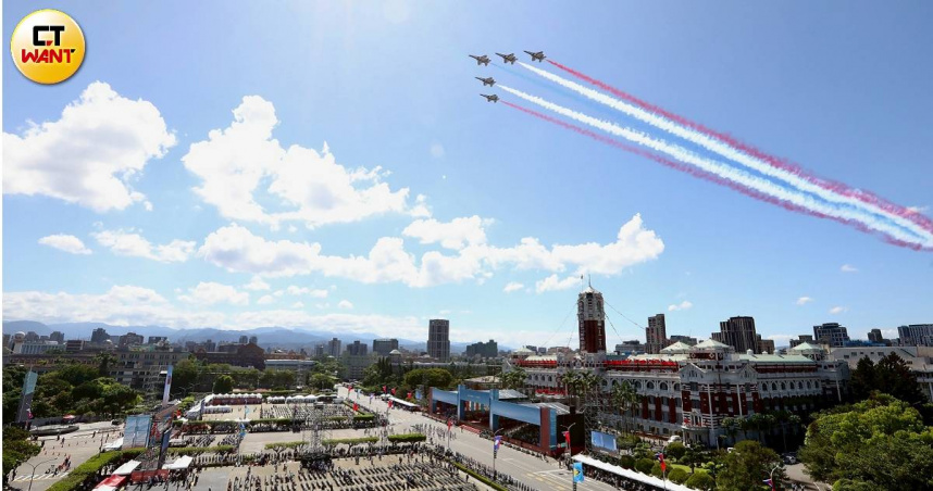 國慶連假第一天，全台各地晴朗炎熱。中央氣象署指出，未來一週天氣仍熱，民眾中午前後外出留意高溫、防曬。（圖／方萬民攝））